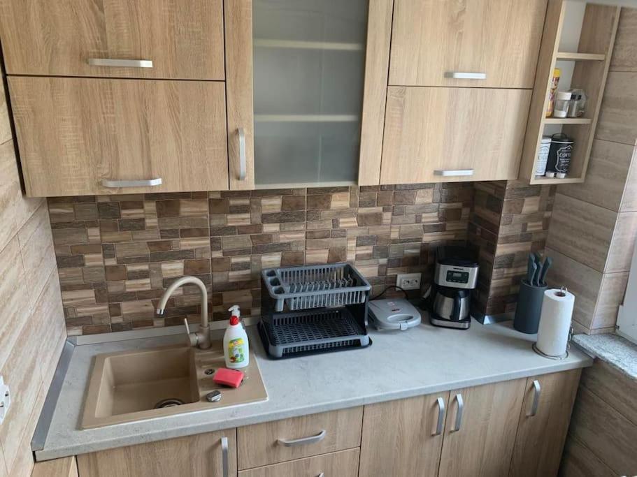 דירות פיטסטי Cozy Flat מראה חיצוני תמונה