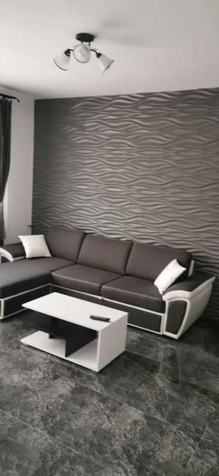 דירות פיטסטי Cozy Flat מראה חיצוני תמונה